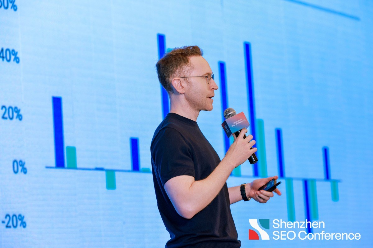 Doug Pierce speaking at Shenzhen SEO conference on international SEO mistakes Chinese companies make